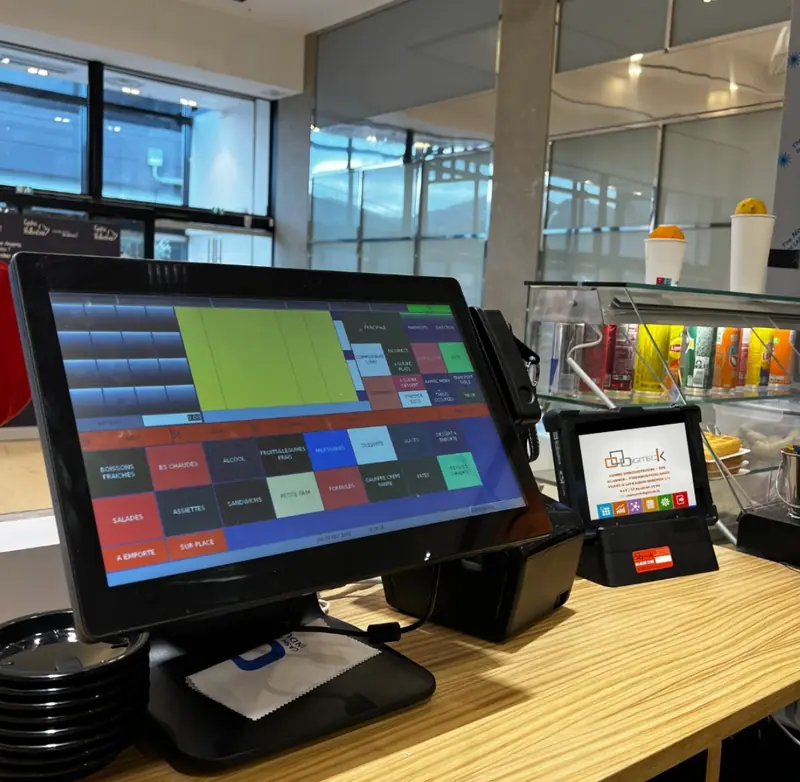 Caisse tactile avec clavier visuel couleur et afficheur client ECR Digiteck installés sur le comptoir d'un commerce